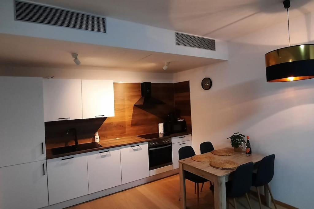 Sky-Park Flat&Parking Apartamento Bratislava Exterior foto